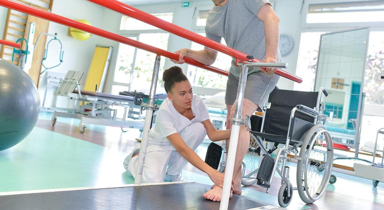 How Can Architectural Design Support the Integration of Technology and Advanced Rehabilitation Techniques in Neurological Rehabilitation Facilities?